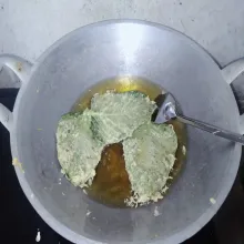 Panaskan minyak, kemudian masukkan bayam yang sudah dilumuri tepung. Goreng menggunakan api sedang sampai suara minyak nya tenang.