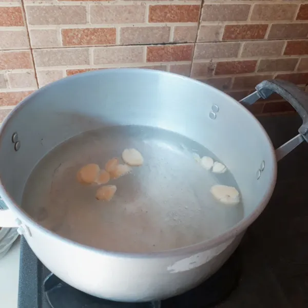 Rebus air, bawang putih & garam hingga mendidih.