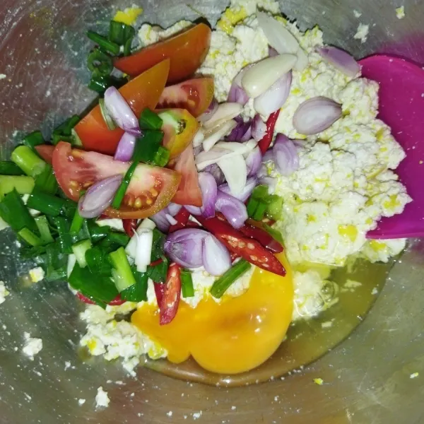 Tambahkan potongan daun bawang, bawang merah, bawang putih, cabe merah keriting, dan telur, lalu aduk rata.