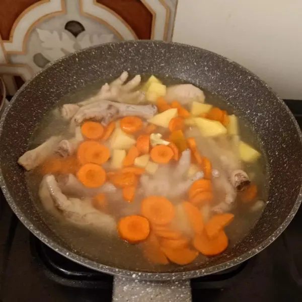 Tambahkan air, wortel & kentang. Rebus hingga empuk, tambahkan ceker rebus.