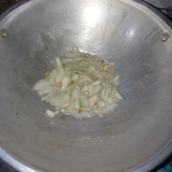 Tumis bawang putih cincang dan bawang bombay dengan 3 sdm minyak goreng , dan 1 sdt minyak wijen sampai matang.