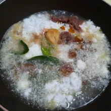 Tuang air dan bumbu halus lalu aduk hingga semua bahan tercampur rata.
