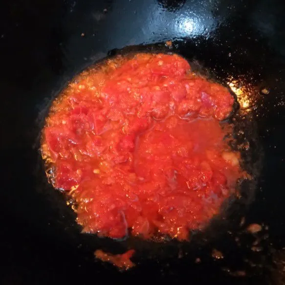 Panaskan wajan, beri sedikit minyak. Tumis bumbu halus hingga harum.