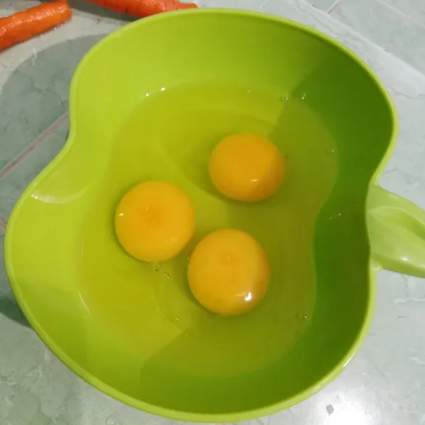 Siapkan tiga butir telur.