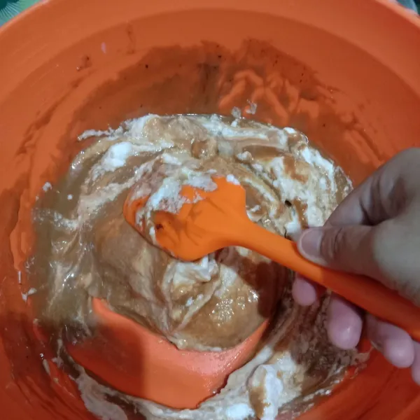 Masukkan meringue ke adonan pasta secara bertahap. Aduk balik dengan spatula.