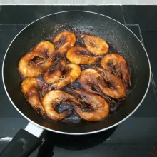Masak udang dengan api kecil sambil sesekali dibalik hingga udang matang dan saus mengental. Angkat.