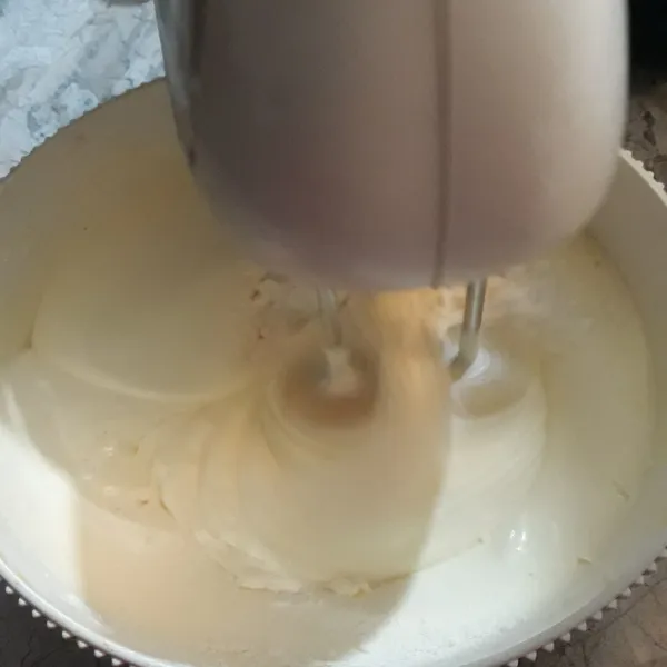 Kocok telur, gula dan pengemulsi dengan mixer kecepatan tinggi hingga pucat putih dan mengental.