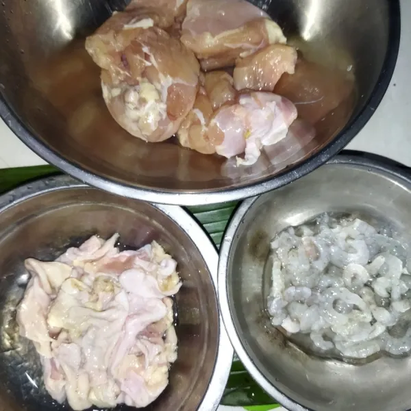 Isian dimsum : siapkan udang yang sudah dikupas dan cuci bersih, siapkan juga fillet daging ayam dan kulit ayam yang sudah dicuci bersih.