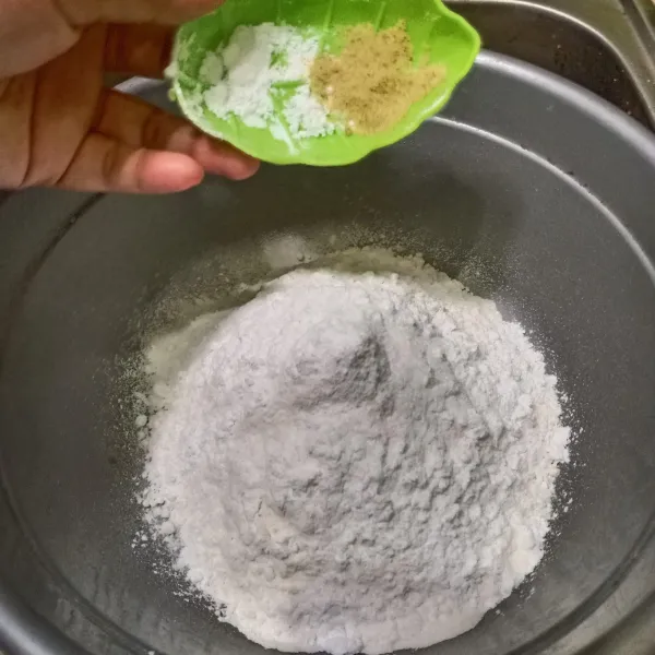 Sembari itu, buat racikan tepung yaitu campurkan tepung terigu, tepung beras, soda kue dan royco.