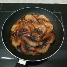 Lalu masukkan udang beserta sausnya.