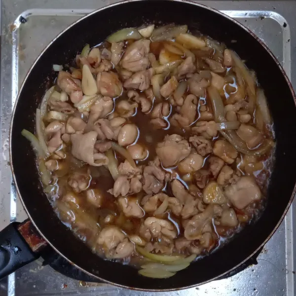 Masukkan garam, gula, kecap manis, saos tiram, kecap asin, kecap teriyaki, lada dan air, aduk merata dan masak hingga bumbu meresap.