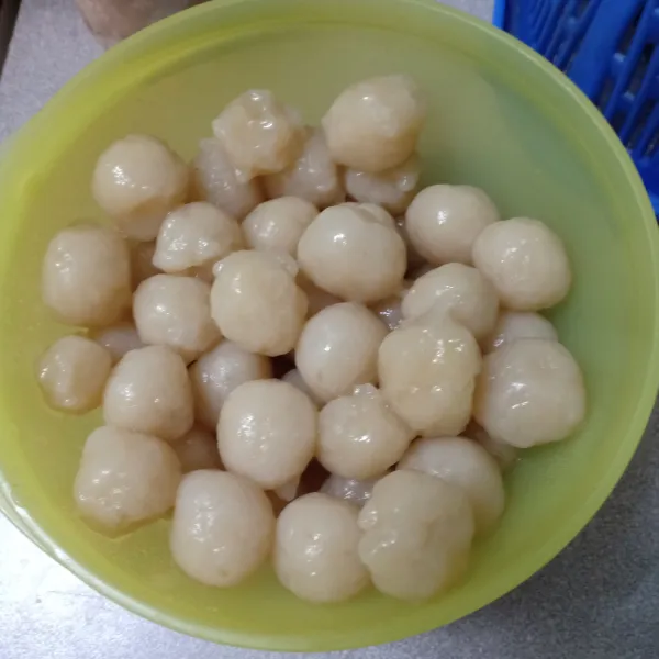 Jika seluruh adonan cilok sudah mengambang, angkat dan tiriskan.