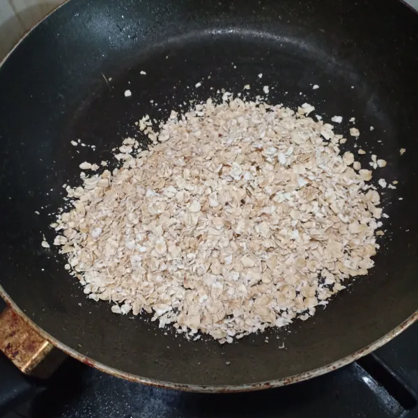 Panggang oats sebentar di atas teflon anti lengket.