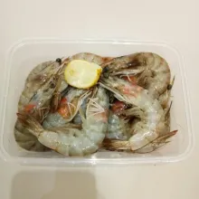 Lumuri udang dengan air jeruk nipis, lalu bilas hingga bersih.
