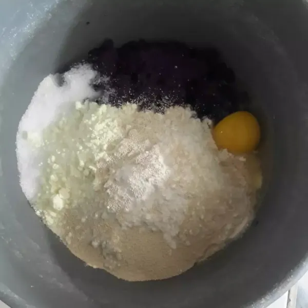 Campur jadi satu tepung terigu, ubi ungu, ragi instan, telur, gula, susu bubuk, dan garam