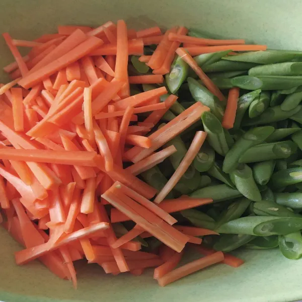 Potong wortel dan buncis sesuai selera, cuci hingga bersih.