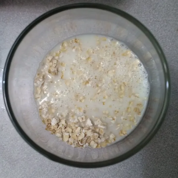 Tuang oats dalam jar atau gelas, tambahkan susu, aduk rata.