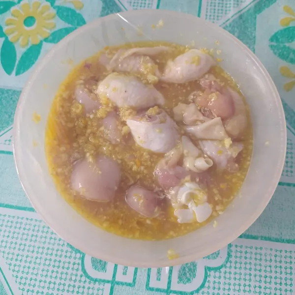Marinasi ayam minimal 2 jam atau semalaman. Tutup dengan plastik warp masukkan lemari es.