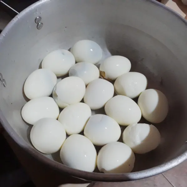 Rebus telur hingga matang. Kupas & cuci bersih. Tusuk-tusuk dengan garpu.