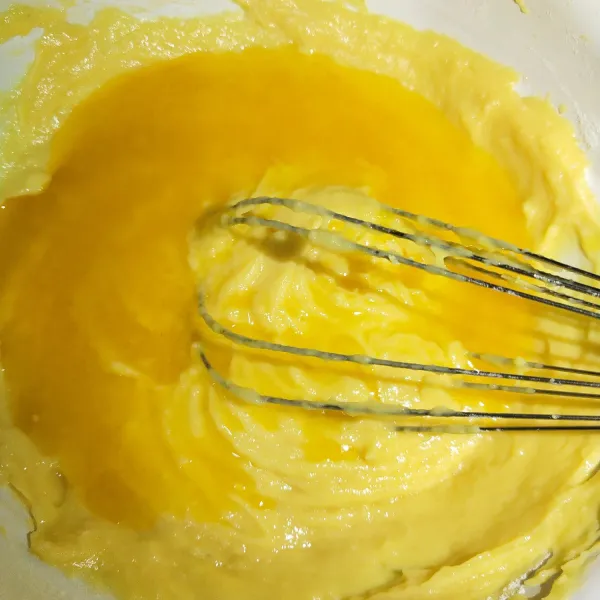 Kemudian masukkan margarin cairnya, aduk sampai rata.