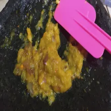Haluskan bumbu.