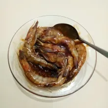 Lalu masukkan udang ke campuran saus. Aduk hingga rata. Diamkan selama 15 menit agar bumbu meresap.
