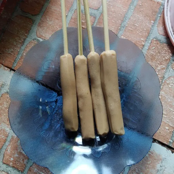 Tusuk sosis dengan tusukan.