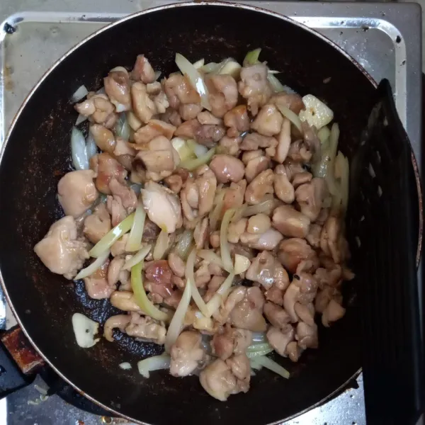 Masukkan ayam, aduk rata.