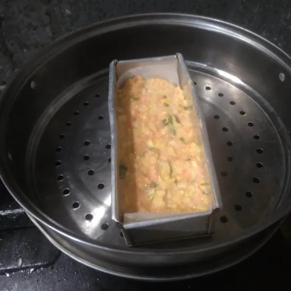 Tuang dalam loyang yang sudah diolesi minyak dan dialasi kertas roti. Masukkan dalam panci kukusan yang sudah dipanaskan.
