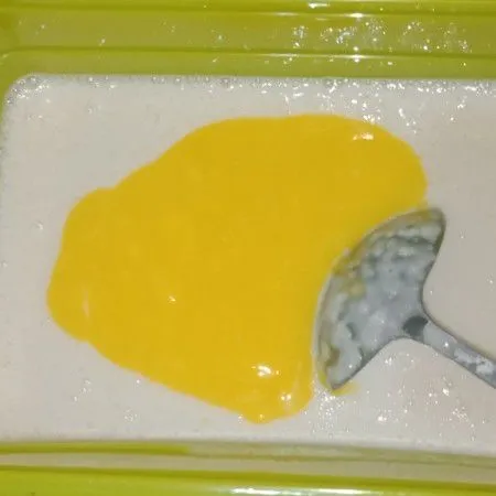 Tuang adonan ke wadah kemudian masukan margarin cair, aduk rata.