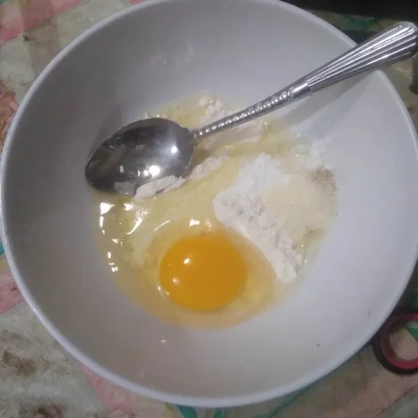 Campurkan telur, tepung terigu, garam, lada bubuk, kaldu bubuk dan bawang putih bubuk. Aduk rata.