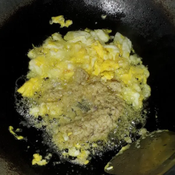 Panaskan minyak goreng, masukkan telur lalu orak-arik, setelah matang, sisihkan. Masukkan bumbu, tumis hingga harum.