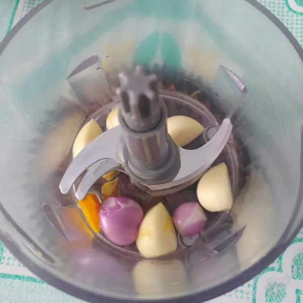 Haluskan bumbu halus dengan sedikit air.