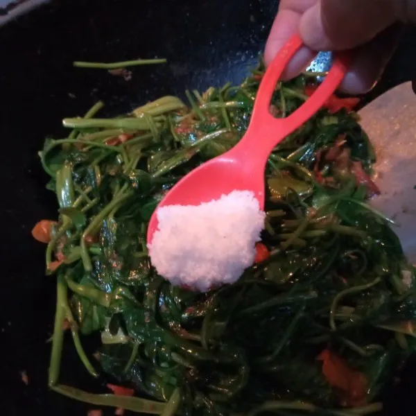 Tambahkan garam, gula putih dan penyedap rasa. Aduk rata dan tes rasa.