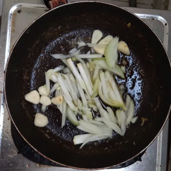 Tumis bawang putih dan bawang bombay dengan sisa mentega hingga harum.