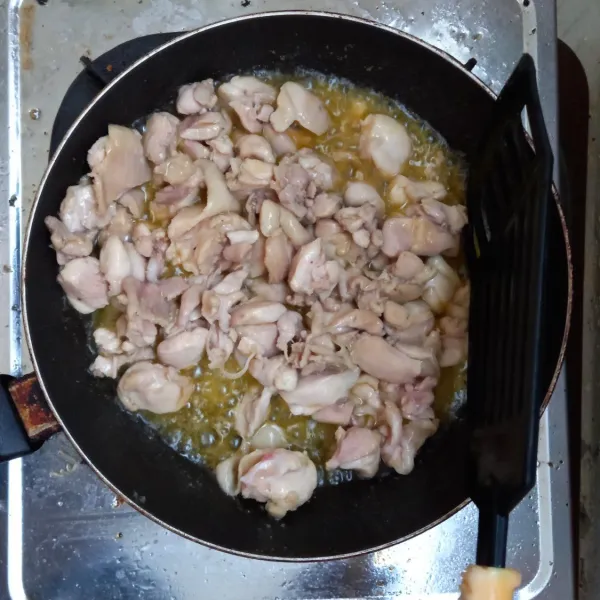 Panaskan panci, masukkan mentega hingga mencair, lalu masukkan ayam yang sudah dipotong dadu. Masak hingga ayam matang dan tiriskan.