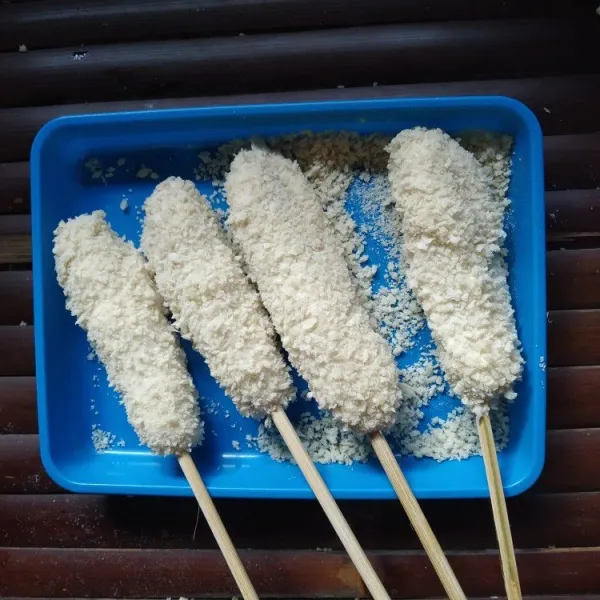 Baluri dengan bread crumb, lakukan hingga adonan habis.
