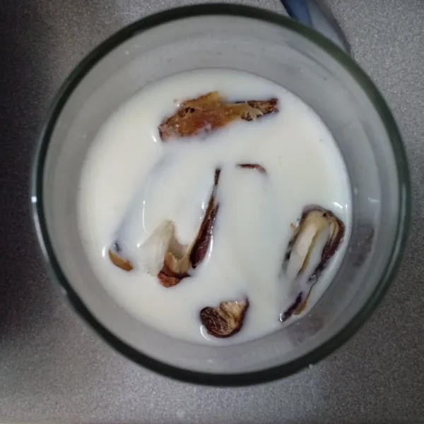 Masukkan irisan kurma yang telah dibuang bijinya.