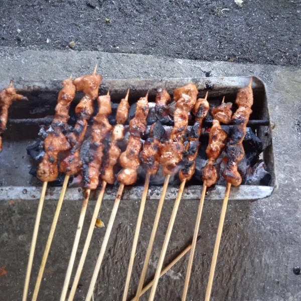 Panggang sate ayam di atas arang, bakar hingga matang sambil sesekali dibolak-balik agar matang merata.