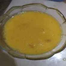 Kocok lepas telur.