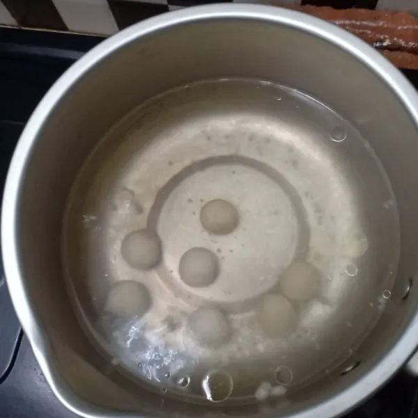 Rebus air dan masukkan 1 sdt minyak goreng untuk merebus cimol agar tidak lengket ketika sudah matang dan mengambang. Bentuk bulat adonan cilok lalu masukkan ke rebusan air. Tunggu hingga mengambang.