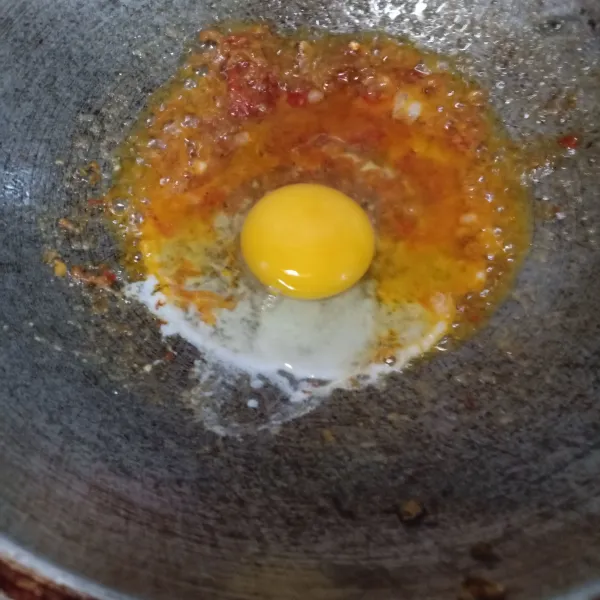 Masukkan telur, orak-arik.