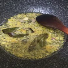 Tumis bumbu halus bersama daun salam hingga matang.
