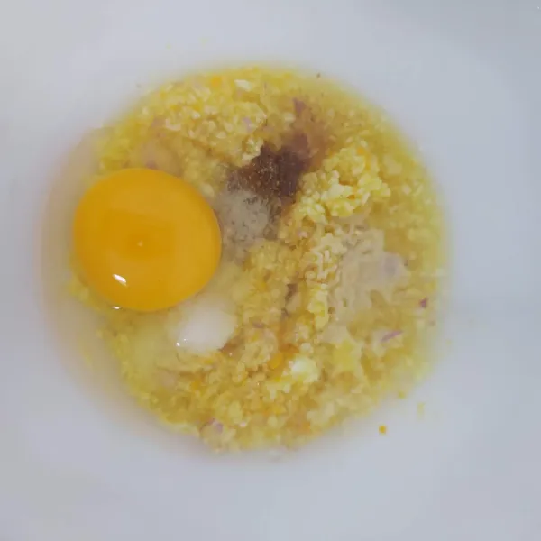 Pindahkan ke mangkok. Tambahkan telur, merica bubuk, garam, ketumbar bubuk dan kaldu jamur. Aduk rata.