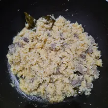 Masak hingga airnya surut sambil sesekali diaduk agar tidak gosong. Koreksi rasanya. Pada tahap ini boleh menambahkan gula merah dan garam sesuai selera jika rasa gurih manisnya dirasa belum pas.