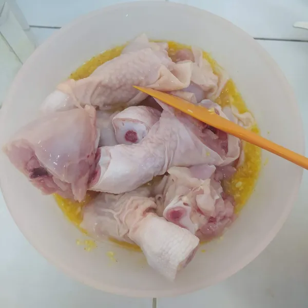 Masukkan ayam, aduk rata.