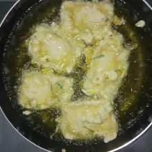 Goreng tempe dalam minyak panas dengan api sedang. Goreng hingga berwarna kuning saja. Angkat tiriskan.