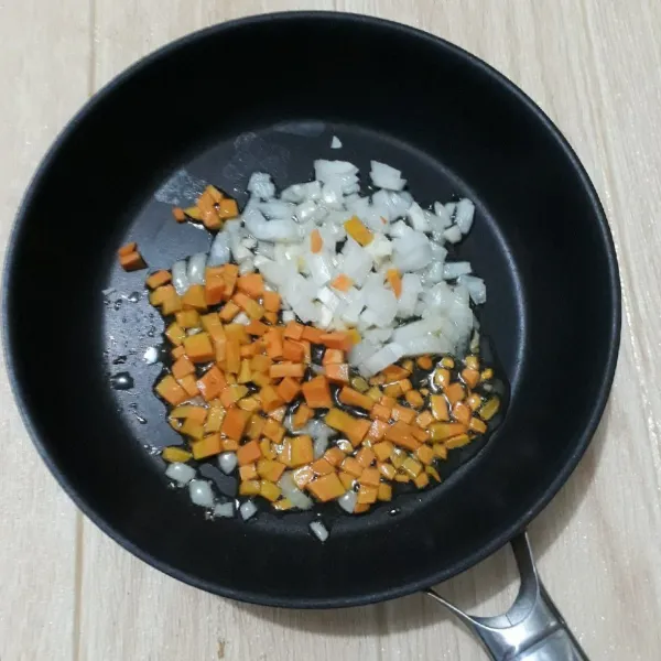 Tumis bawang bombay, bawang putih dan wortel