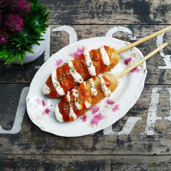 Sajikan hangat dengan mayonaise dan saus sambal.