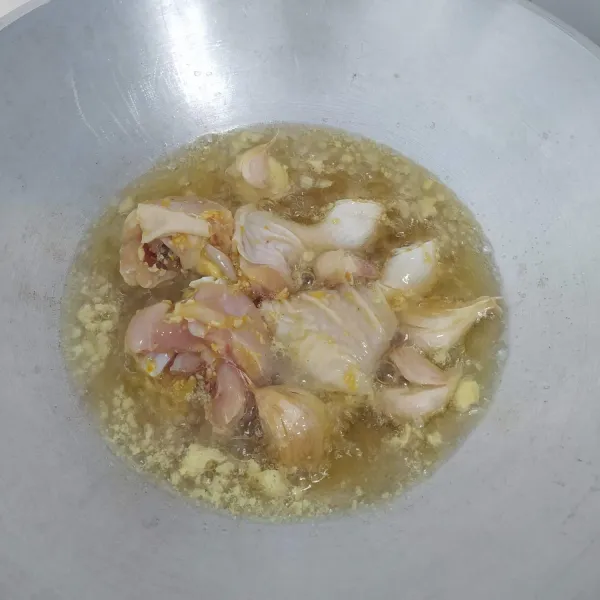 Masukkan tepung maizena, aduk rata. Kemudian goreng ayam bersama bawang geprek sampai ayam matang. Sajikan.